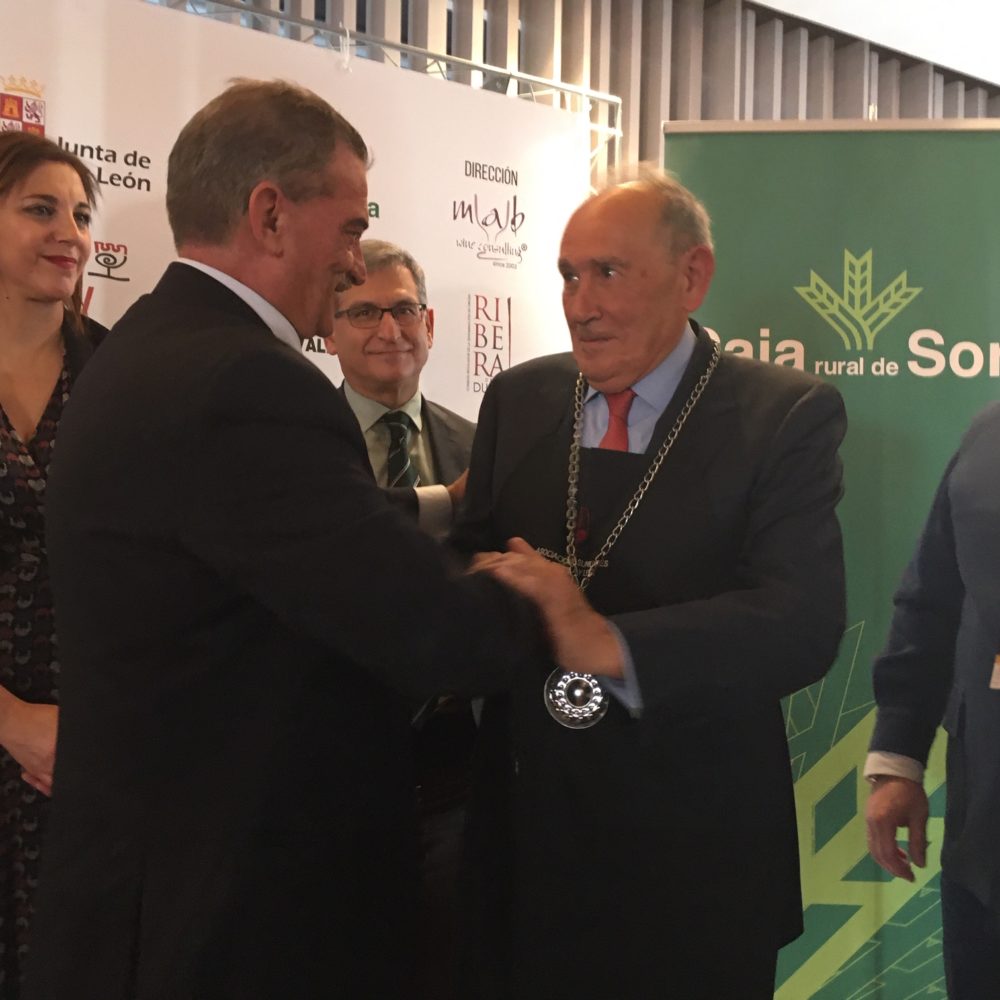 Edmundo Bayón recibe de Pablo Martín, Presidente de la Asociación Nacional de Sumilleres, el galardón de "Catador de honor"