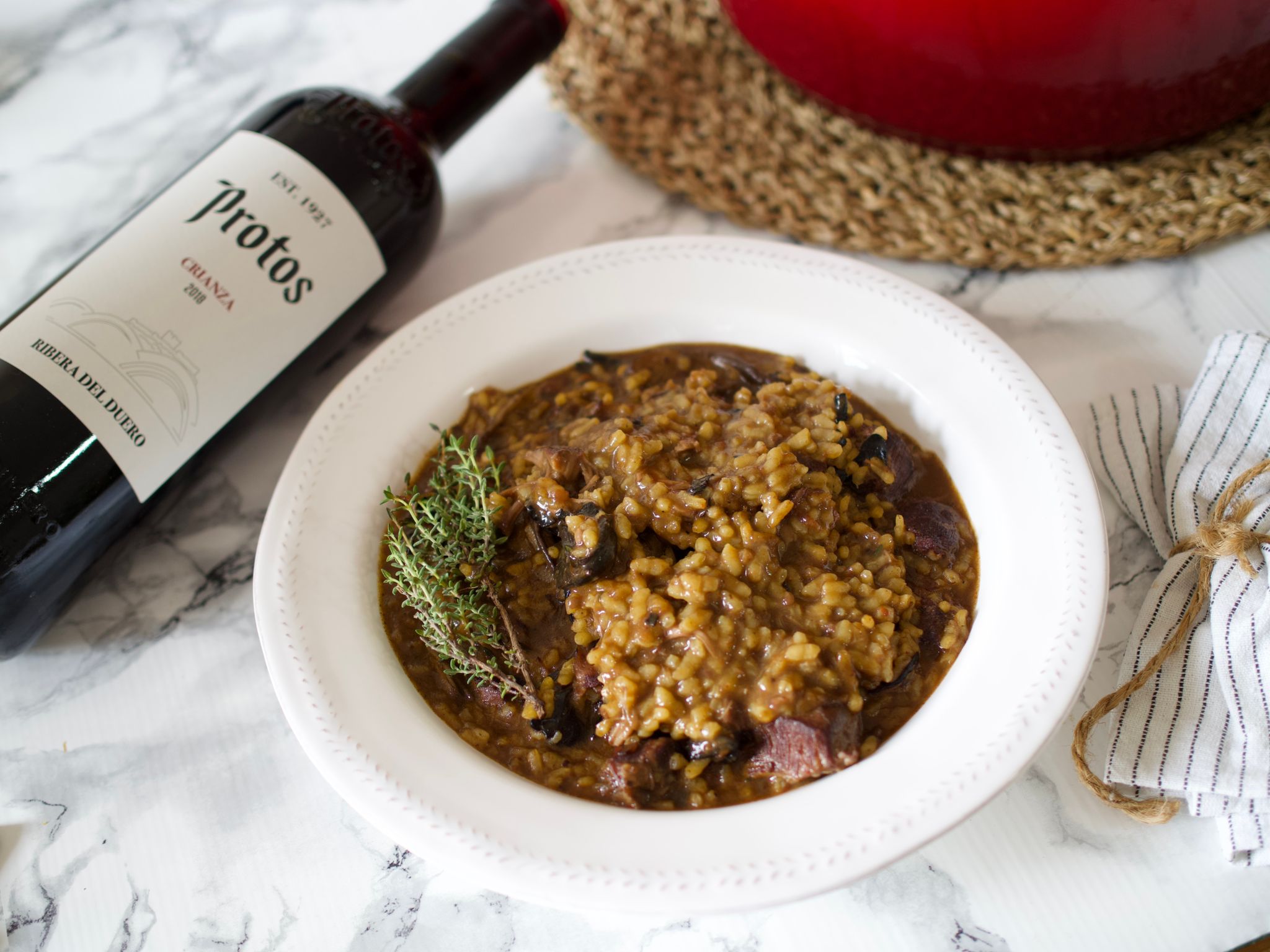 Receta de arroz con carrilleras de cerdo al vino tinto - Bodegas Protos