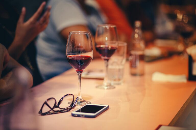Personas disfrutando de una copa de vino juntos