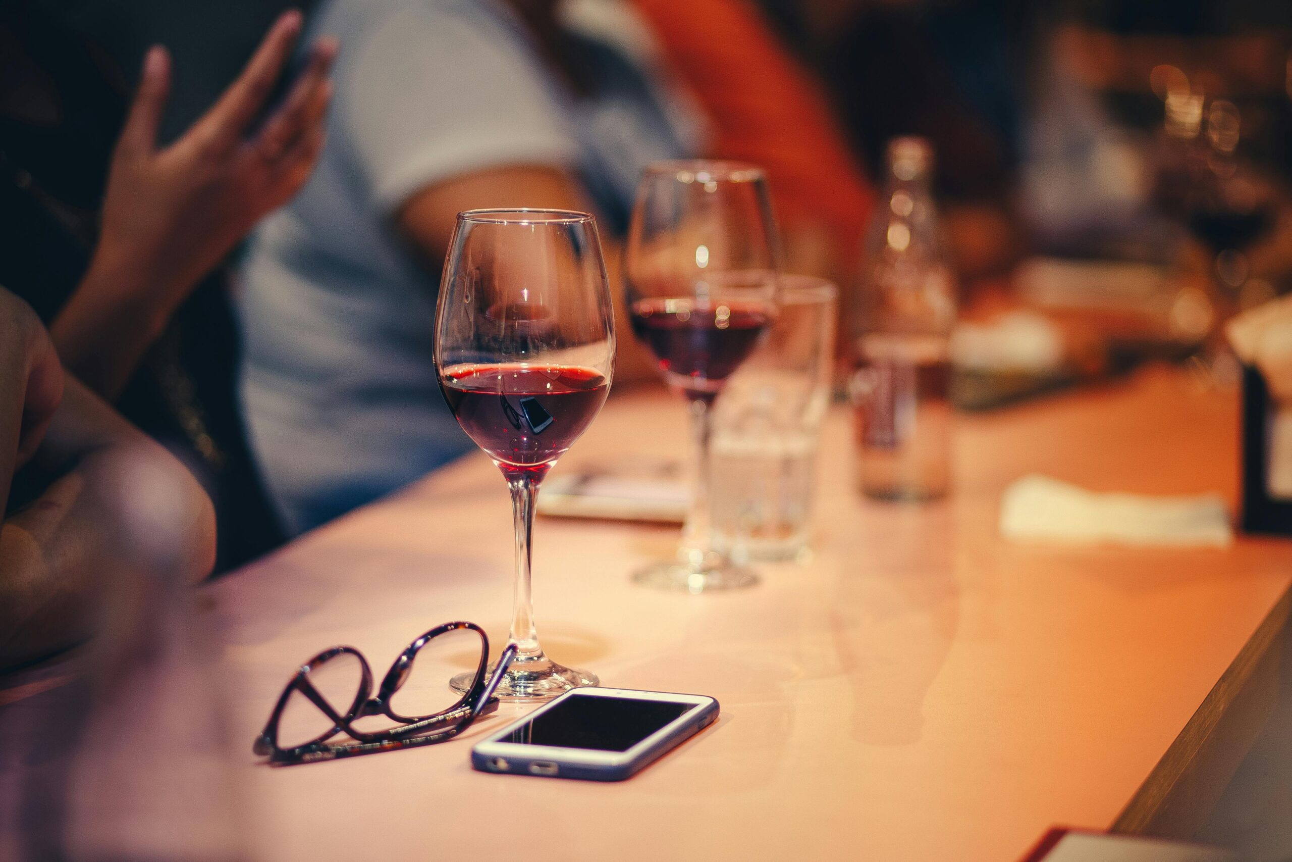 Personas disfrutando de una copa de vino juntos